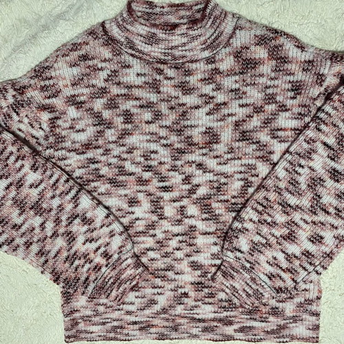 Cropped knit sweater used, pink and red tones