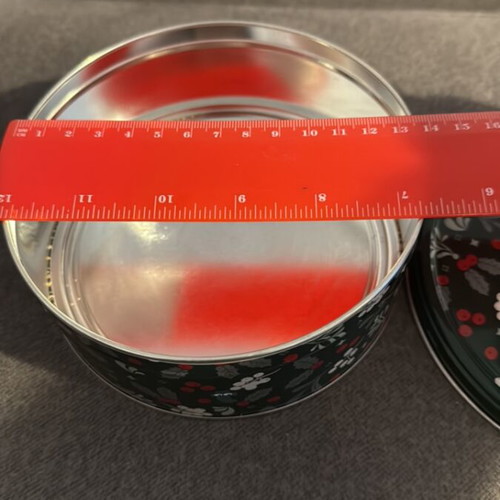 Christmas metal box new, 13.5 cm diameter