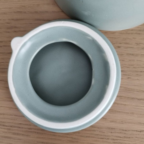 Ceramic teapot new in excellent condition