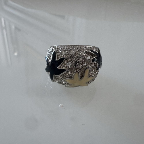Ring with rhinestones and leaf design silver color like new