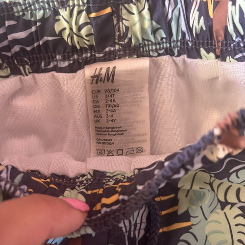 Boys' swimwear set with sun protection shirt H&M like new, ages 2-4
