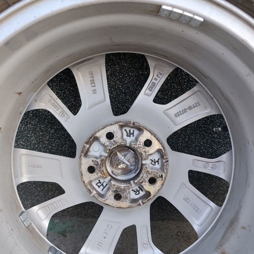 Hyundai Tucson 17-inch rims with all-season tires like new