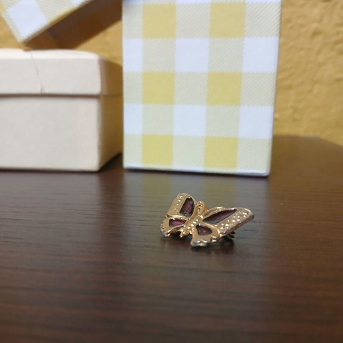 Butterfly brooch used with enamel in gold color