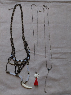 Fashion jewelry pack of three pendants like new