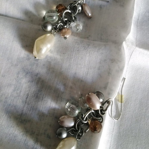 Necklace with earrings used in nude shades