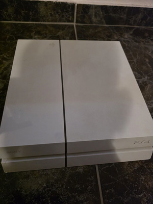 PlayStation 4 Fat refurbished with 850 GB, faulty
