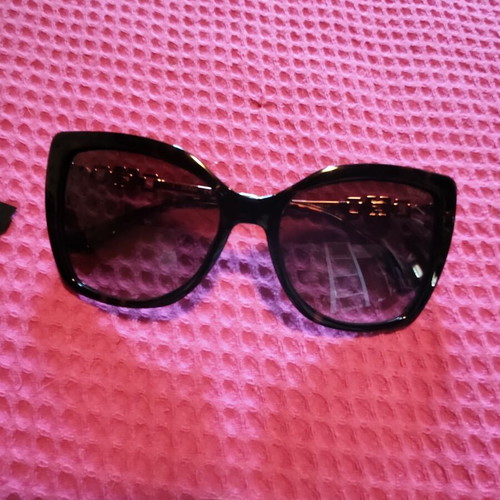 Guess women's sunglasses with dark brown gradient lenses