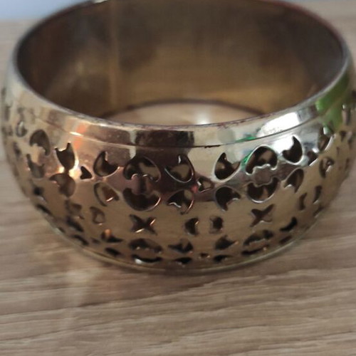 Vintage brass bangle bracelet with openwork design, 7cm