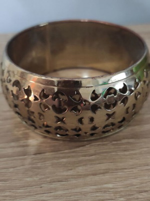 Vintage brass bangle bracelet with openwork design, 7cm