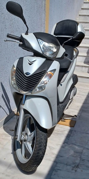 Πωλείται HONDA SH 1, 150 cc, μοντ. 6/'09, λευκό. Δεκτός κάθε έλεγχος, τιμή 1.300€