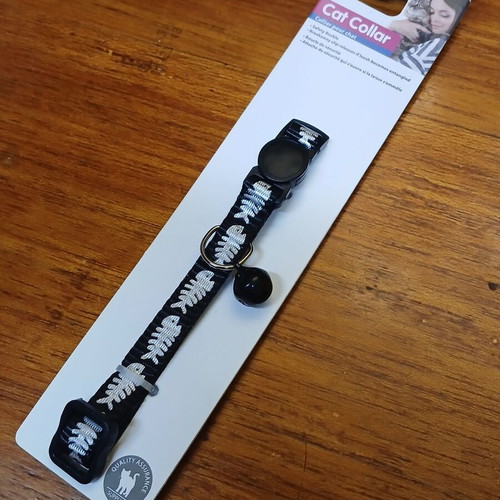 Cat collar with fish design new in packaging