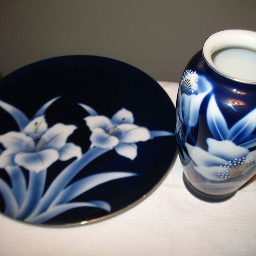 Tajimi Pottery vase and plate set like new, cobalt blue