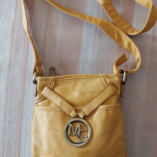 Makgio crossbody bag like new, mustard color