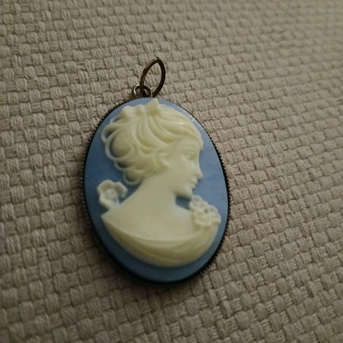 Vintage cameo pendant like new, white and blue