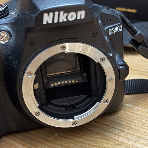 Nikon D3400 camera kit with DX VR 18-140mm lens, case and Sandisk memory