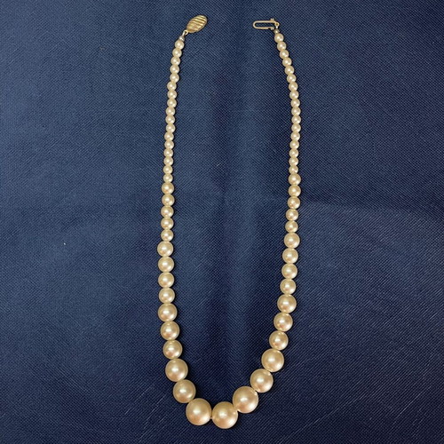 Vintage classic necklace with graduated faux pearls, like new