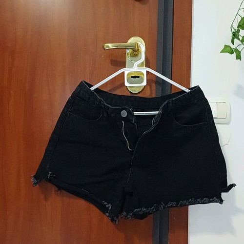 Black Shein women's short shorts like new, size L