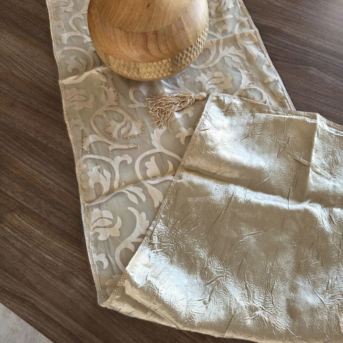 Tablecloth 1.55 x 1.55m and runner 40 x 1.85m decoration like new