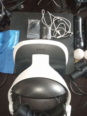 PlayStation 4 Console with VR like new, 1TB, 2 controllers, camera, 25 games