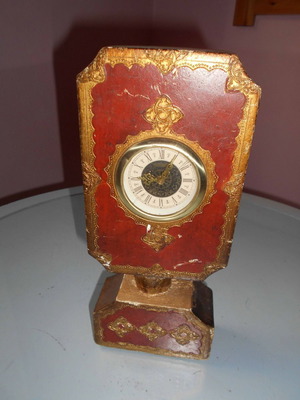 Ρολόι πολύ παλιό επιτραπέζιο μεταχειρισμένο σε σκαλιστό ξύλινο διακοσμητικό