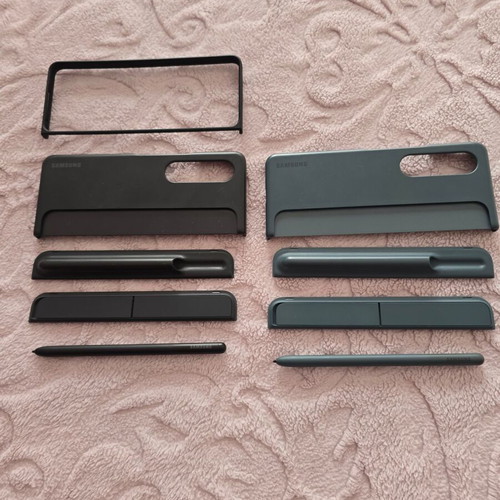 Samsung Fold 4 cases like new with stylus and stand