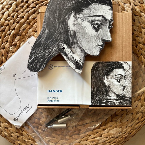 Hanger with Pablo Picasso artwork Buste au corsage à carreaux new