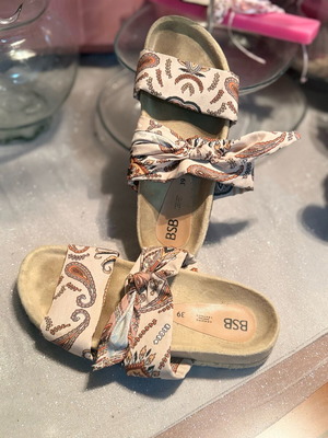 BSB Slides Size 39 Like New with Paisley Bow Design