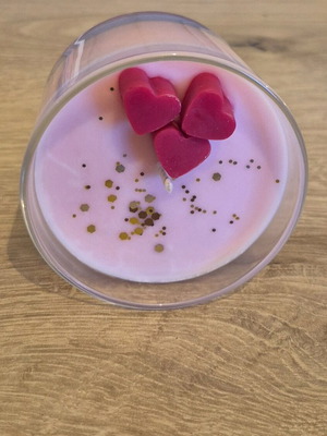 Handmade soy candle with decorative hearts and cheesecake scent new