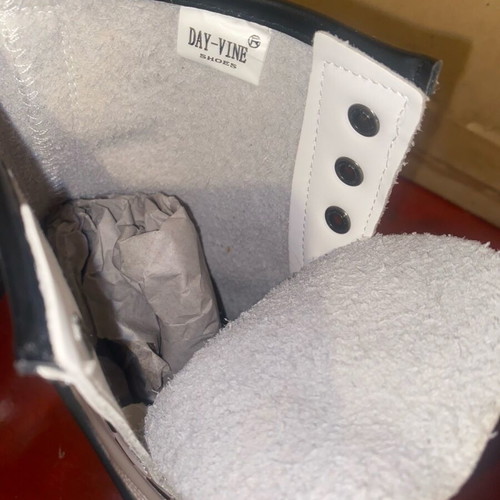 Women's white ankle boots like new, without laces