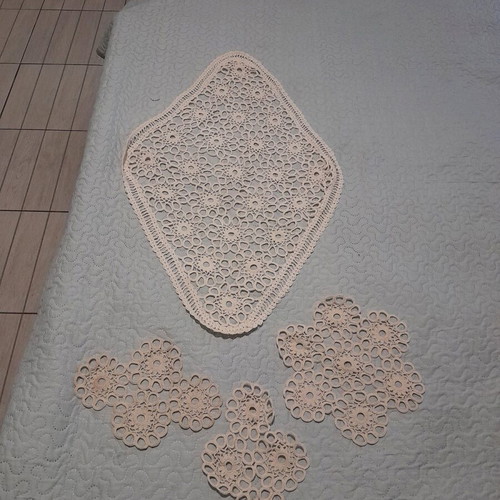 Knitted table runner like new with small napkins
