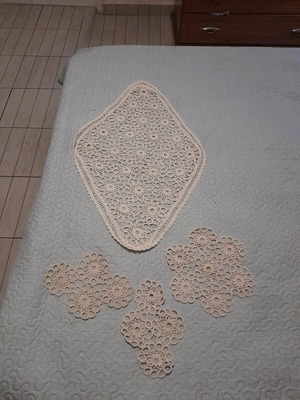 Knitted table runner like new with small napkins