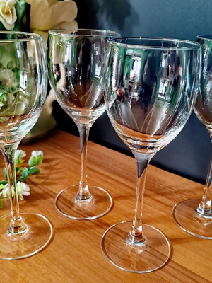 Set of 4 new Luminarc France wine glasses 20 cm