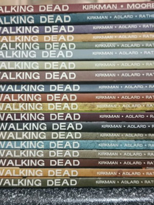 The Walking Dead комплект от 19 тома употребяван, Trade Paperback издание