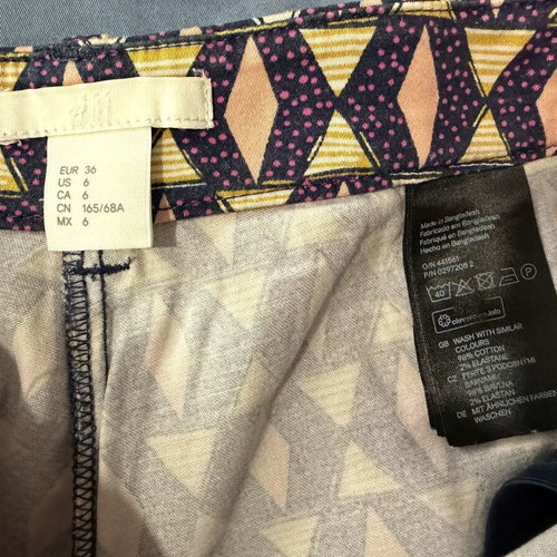 H&M women's shorts with geometric pattern, low waist