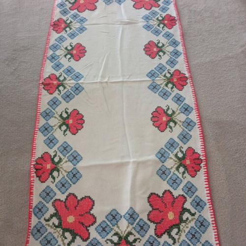 Handmade table runner like new