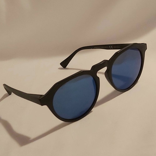 Hawkers unisex sunglasses with blue polarize lens and black acetate frame mod.Harwick Raw new