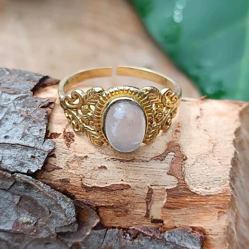 Brass ring with pink quartz and adjustable size