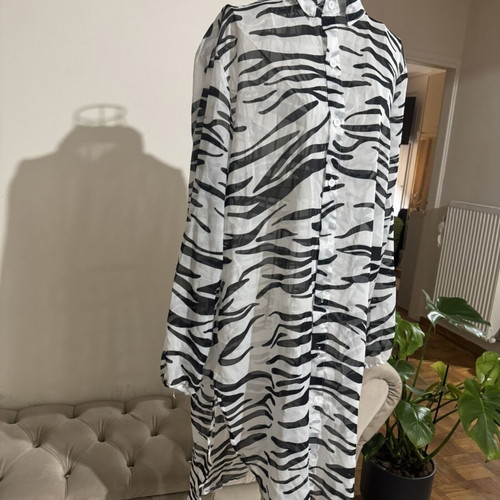 Animal Print Shirt Semizie like new, one size, black and white