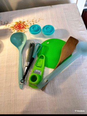 Kitchen tools set like new, includes wooden spoon