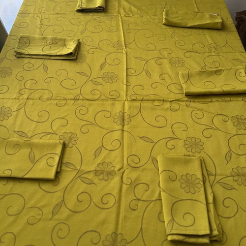 Tablecloth with 6 napkins like new, gold color with patterns