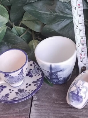 Vintage συλλογή Delft Blue χειροποίητη ζωγραφική, σετ 5 κεραμικών με ξύλινο τσόκαρο