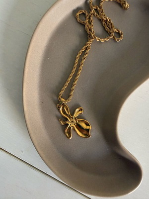 Necklace with flower motif gold color like new