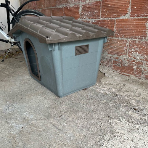 Dog house made of sturdy plastic like new with small crack