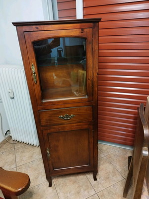 Ξύλινη βιτρίνα με γυάλινη πόρτα, συρτάρι και ντουλάπι