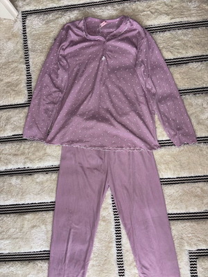 Lilac pajamas like new, pink and purple