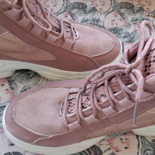 Pink athletic ankle boots like new, size 40 with snake print