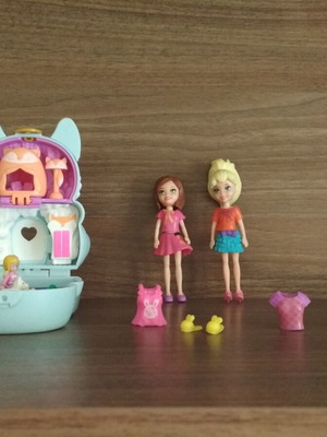 Polly Pocket Flip And Reveal set with 2 dolls and clothes like new