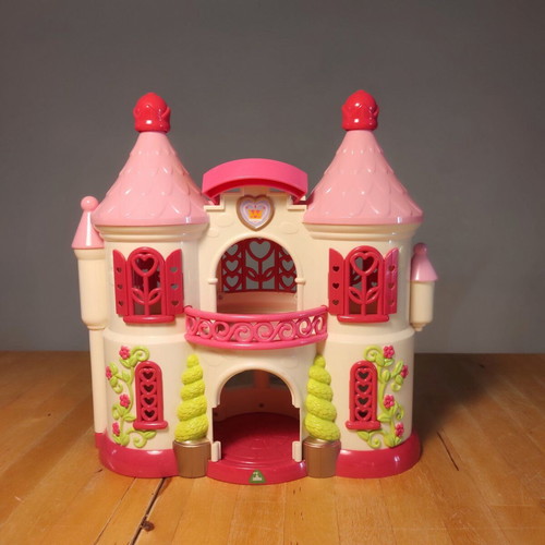 Elc Princess Castle like new with 3 figures and 2 chairs