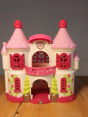 Elc Princess Castle like new with 3 figures and 2 chairs