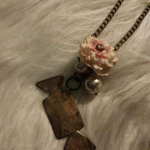 Handmade necklace used caramel with pearl and flower bronze